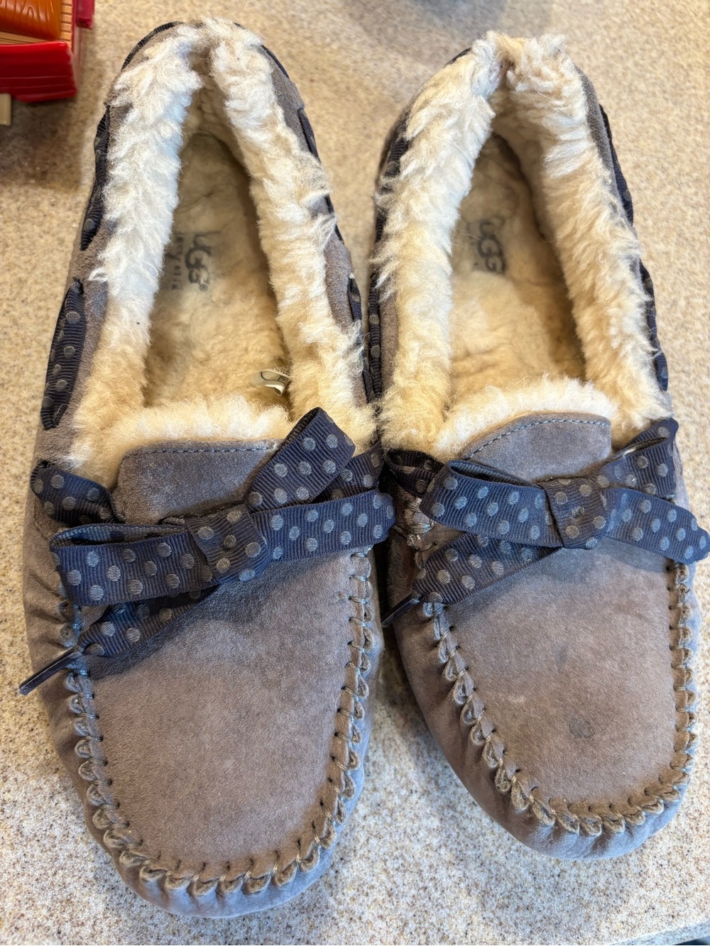 UGG Women's Dakota Gray Suede Shearling Lined Slipper size 8
